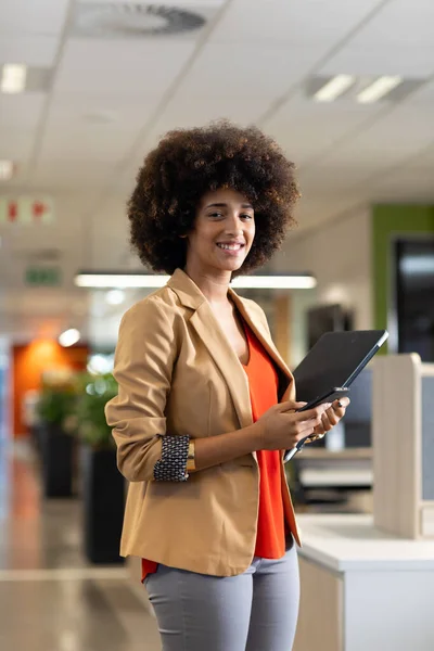 Retrato Mulher Negócios Hispânica Sorridente Segurando Smartphone Laptop Local Trabalho — Fotografia de Stock