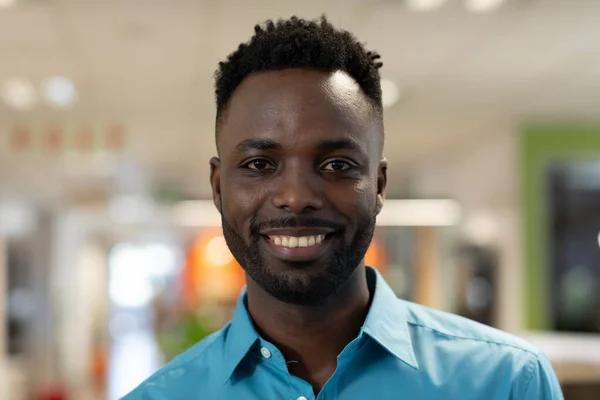Portret Uśmiechniętego Młodego Afrykańskiego Biznesmena Zarostem Pracującego Biurze Niezmieniony Biznes — Zdjęcie stockowe