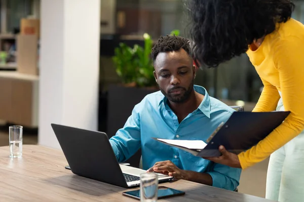 Hombre Negocios Afroamericano Discutiendo Sobre Archivo Portátil Con Mujer Negocios — Foto de Stock