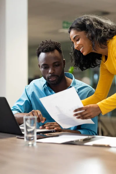 Unga Multiracial Proffs Planerar Samtidigt Diskutera Tillsammans Över Fil Modern — Stockfoto