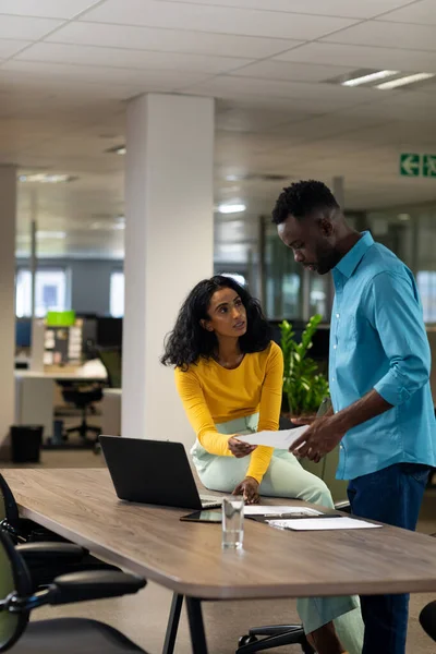 Självsäker Biracial Affärskvinna Och Affärsman Diskuterar Över Dokumentet Vid Skrivbordet — Stockfoto