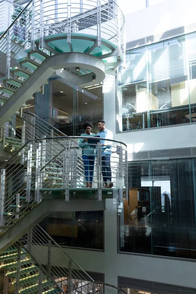 職場でラップトップ上で一緒に議論階段に立ってアフリカ系アメリカ人の専門家 変化のないビジネス技術チームワーク現代的なオフィスコンセプト — ストック写真