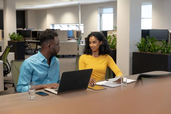 Compañeros Negocios Birraciales Hombres Mujeres Confiados Discutiendo Mientras Planifican Juntos — Foto de Stock