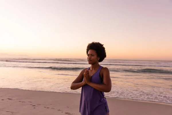 Afrikai Amerikai Érett Afro Haj Meditál Miközben Áll Strandon Szemben — Stock Fotó