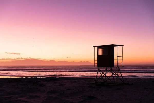 View Silhouette Lifeguard Hut Sandy Beach Sea Purple Sky Copy — Stock Photo, Image