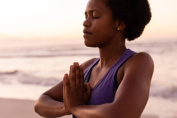 Középső Részén Afro Amerikai Érett Csukott Szemmel Meditál Imában Pózol — Stock Fotó