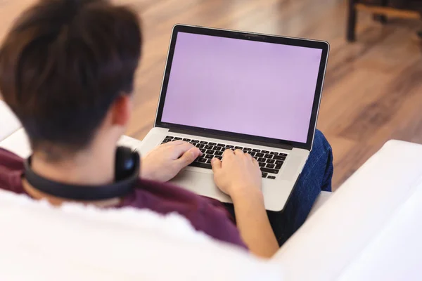 Hög Vinkel Syn Tonårspojken Använder Laptop Medan Sitter Soffan Vardagsrummet — Stockfoto