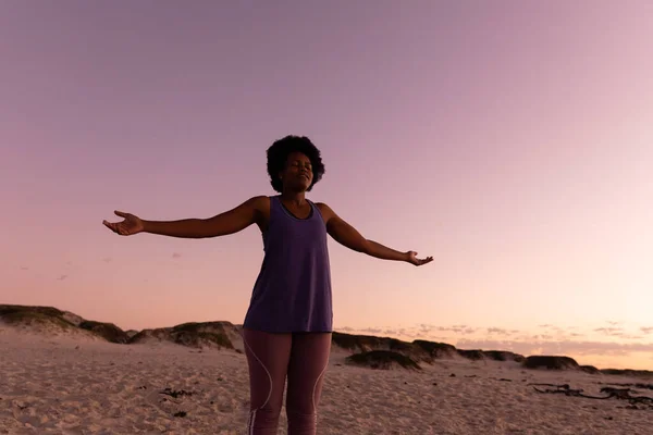 Afroamerikanische Reife Frau Mit Geschlossenen Augen Und Ausgestreckten Armen Strand — Stockfoto