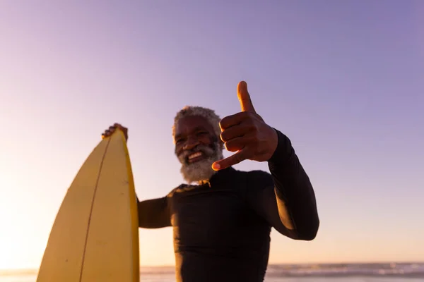 Портрет Бородатого Афроамериканського Старшого Чоловіка Дошкою Серфінгу Жестикулює Пляжі Проти — стокове фото