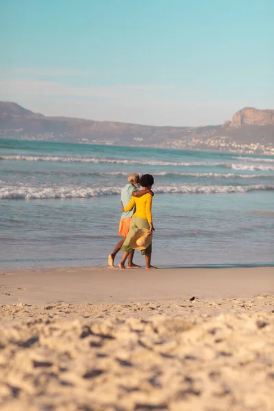 Afrikanskt Amerikanskt Par Med Armar Runt Promenader Stranden Mot Berg — Stockfoto