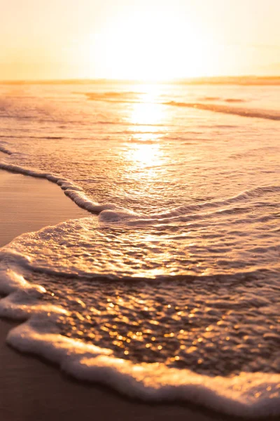 Scenic View Sunlight Reflecting Seascape Waves Splashing Shore Clear Sky — Foto Stock