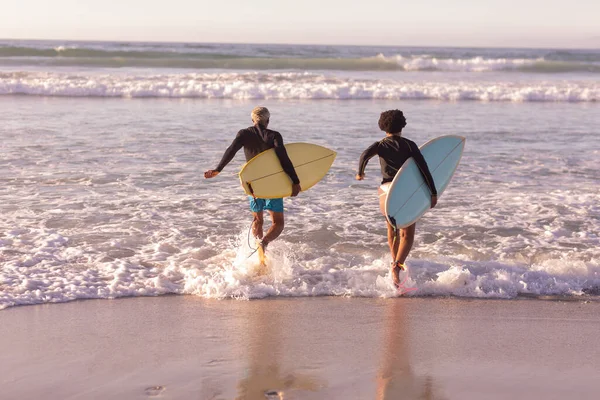 Vista Posteriore Coppia Afro Americana Con Tavole Surf Che Corrono — Foto Stock