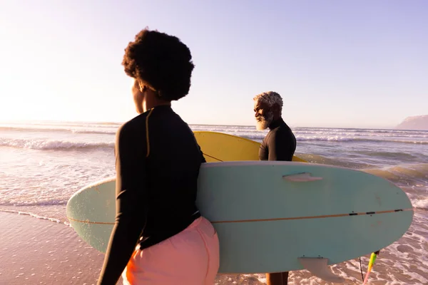 Pareja Afroamericana Con Tablas Surf Caminando Orilla Contra Mar Cielo —  Fotos de Stock