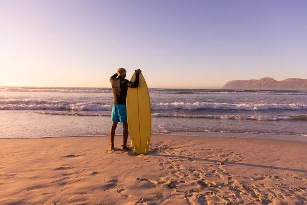 Achteraanzicht Van Afro Amerikaanse Senior Man Die Staat Met Surfplank — Stockfoto