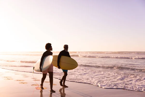 Casal Afro Americano Com Pranchas Surf Caminhar Costa Contra Céu — Fotografia de Stock