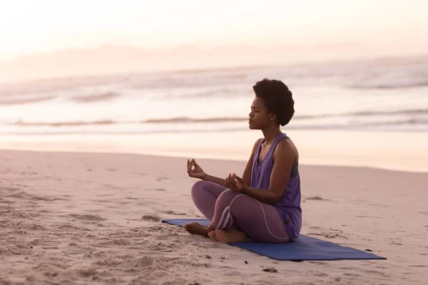 Mujer Madura Afroamericana Meditando Mientras Está Sentada Una Esterilla Contra — Foto de Stock