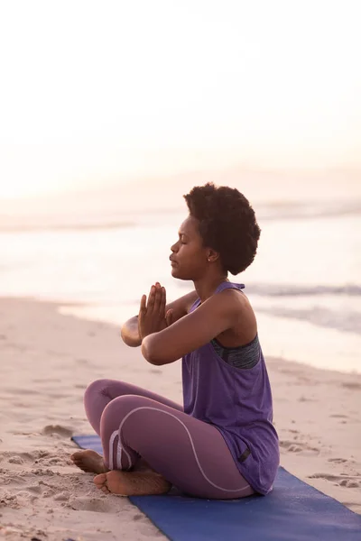 Vista Lateral Una Mujer Madura Afroamericana Con Cabello Afro Meditando — Foto de Stock