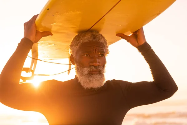 Бородатий Афроамериканський Старший Чоловік Носить Дошку Серфінгу Голові Пляжі Проти — стокове фото