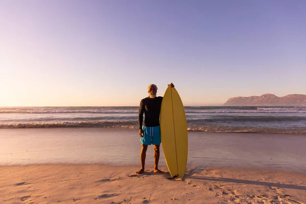Plná Délka Afroamerického Staršího Muže Surfařským Prknem Stojícím Proti Mořskému — Stock fotografie