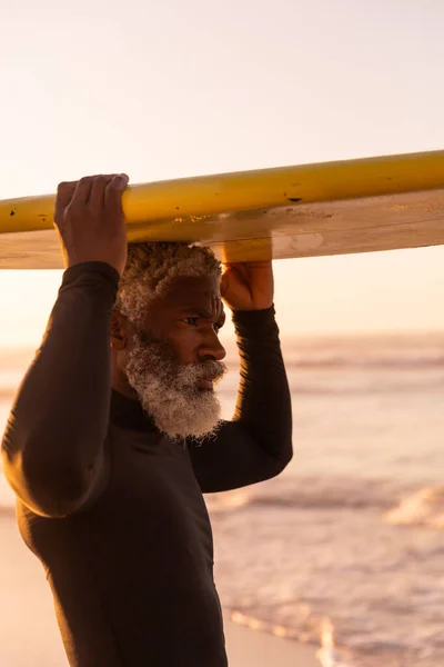 Вид Збоку Афроамериканського Старшого Чоловіка Який Носить Дошку Серфінгу Голові — стокове фото