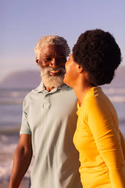 Веселе Афро Американське Подружжя Розмовляє Стоячи Пляжі Чисте Блакитне Небо — стокове фото
