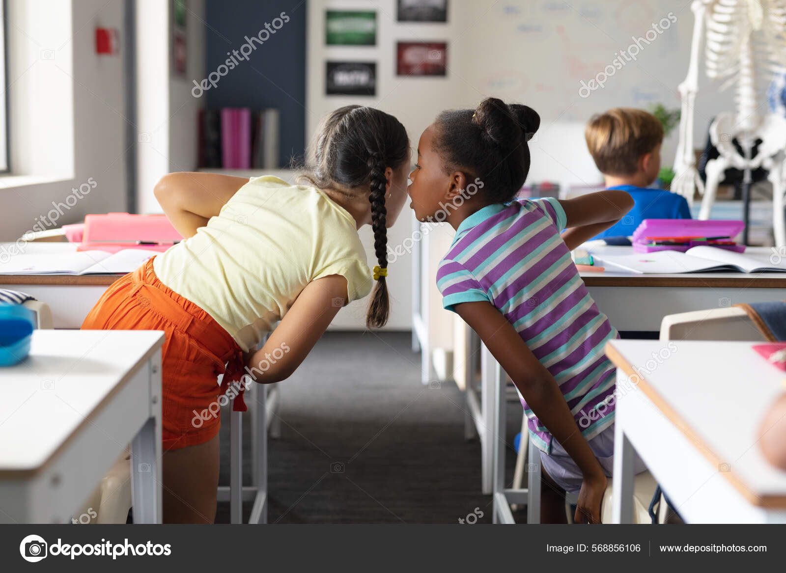 アフリカ無修正 アフリカ系アメリカ人の小学生が教室の机で白人女性同級生にささやく 無修正 子供時代 ゴシップ システム 学校の概念 — ストック写真 © Wavebreakmedia #568856106