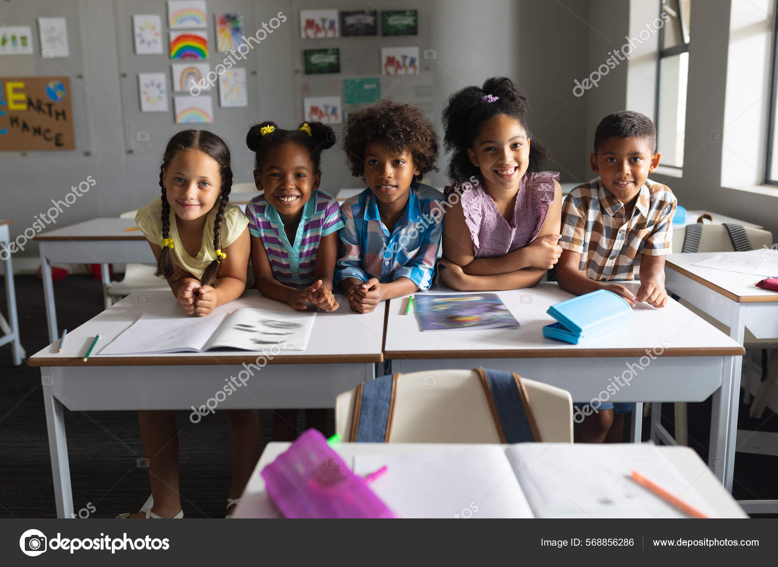 책상에 학생들을 가르치고 있습니다 변경되지 그리고 학교의 — 스톡 사진 © Wavebreakmedia #568856286, image size:1600x1167