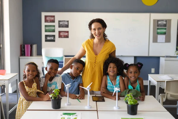 Portret Szczęśliwych Afro Amerykańskich Studentów Młodą Kaukaską Nauczycielką Modelkami Wiatraków — Zdjęcie stockowe