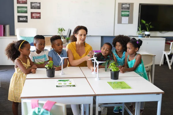 Jovem Professora Branca Explicando Modelo Moinho Vento Para Estudantes Afro — Fotografia de Stock