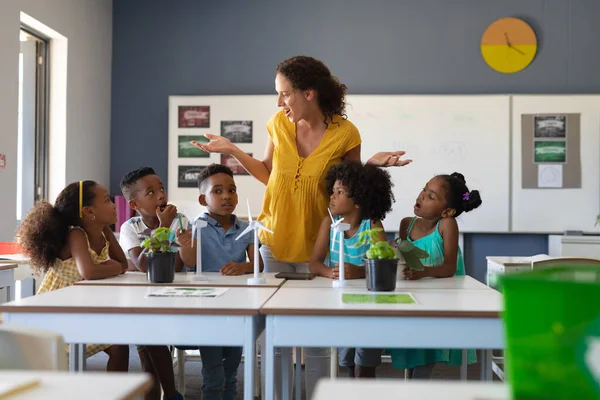 Überraschte Kaukasische Lehrerin Betrachtet Afrikanische Amerikanische Grundschüler Schreibtisch Unterricht Unverändert — Stockfoto