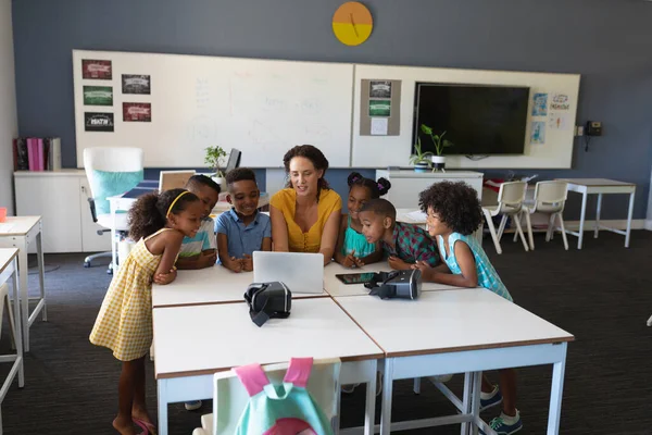 Caucasian Young Female Teacher Teaching Laptop African American Elementary Students — Stock Photo, Image