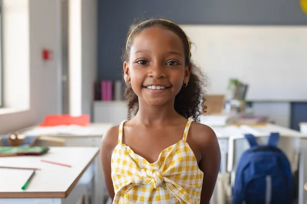 Porträtt Leende Afrikansk Amerikansk Grundskoleflicka Stående Klassrummet Oförändrat Begrepp Utbildning — Stockfoto