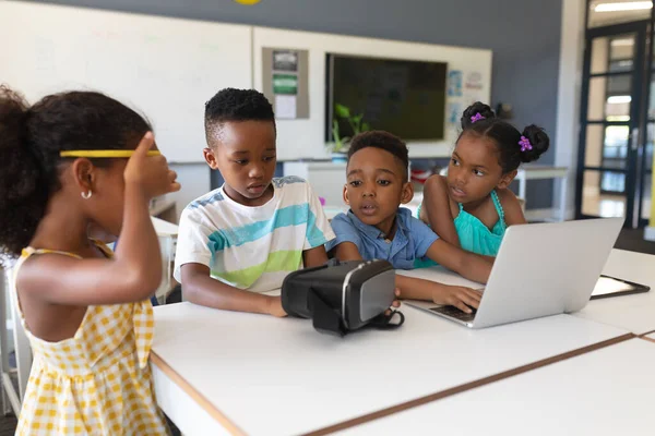 Estudiantes Afroamericanos Escuela Primaria Usando Anteojos Laptop Escritorio Aula Inalterado —  Fotos de Stock