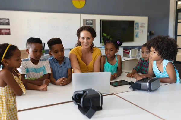 Jovem Professora Branca Mostrando Laptop Para Alunos Afro Americanos Ensino — Fotografia de Stock