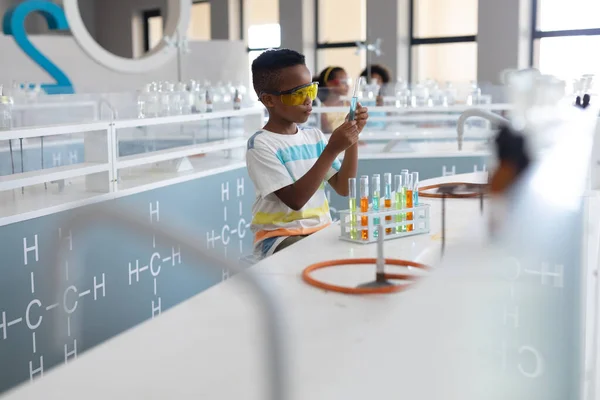 Menino Ensino Fundamental Afro Americano Olhando Para Produto Químico Tubo — Fotografia de Stock