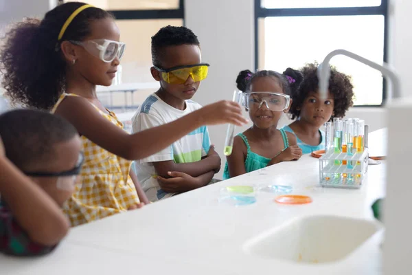 アフリカ系アメリカ人の小学生が化学の授業中に科学実験を行う 変更されていない教育 研究室 学校の概念 — ストック写真