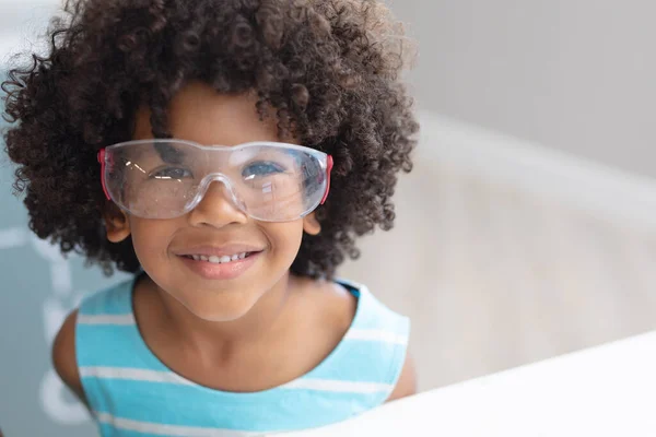 아프리카 미국인 초등학생 실험실에서 보호용 안경을 변경되지 실험실 — 스톡 사진