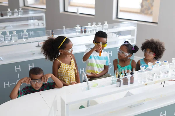 Estudiantes Afroamericanos Primaria Que Realizan Experimentos Químicos Laboratorio Inalterado Educación — Foto de Stock
