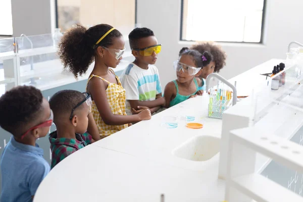 Afrikanska Grundskoleelever Utför Kemiska Experiment Kemilektionen Oförändrat Utbildning Lärande Laboratorium — Stockfoto