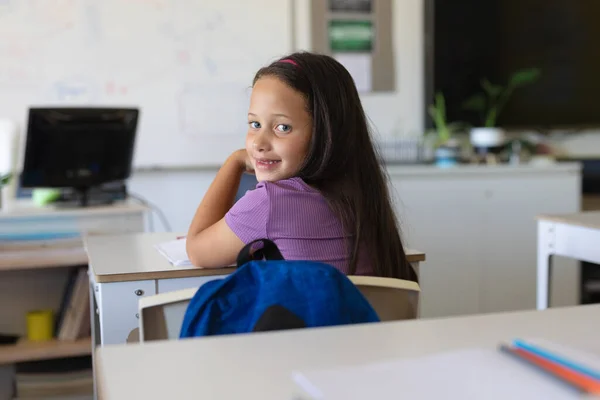 Portrait Une Écolière Primaire Caucasienne Regardant Par Dessus Son Épaule — Photo