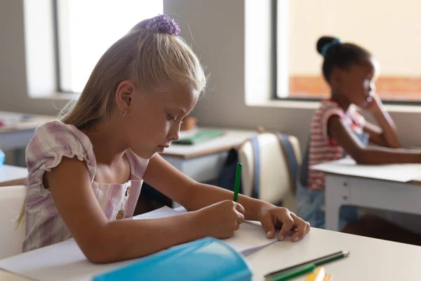 Kaukasiska Grundläggande Skolflicka Skriva Medan Studerar Vid Skrivbordet Klassrummet Oförändrad — Stockfoto