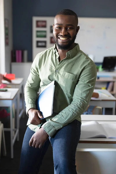 Porträt Eines Lächelnden Afrikanisch Amerikanischen Jungen Männlichen Lehrers Mit Akte — Stockfoto