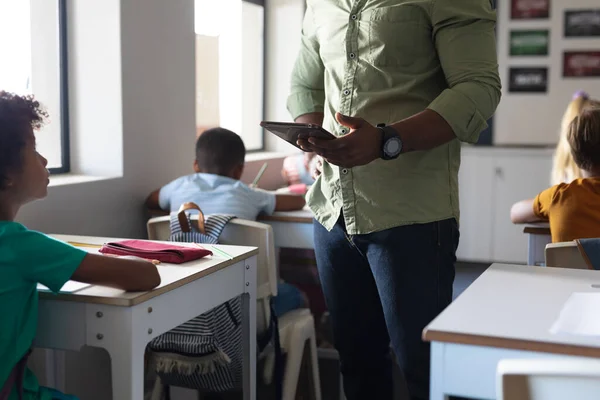 Dijital Tabletli Afrika Kökenli Amerikalı Genç Erkek Öğretmenin Ilkokul Öğrencisiyle — Stok fotoğraf