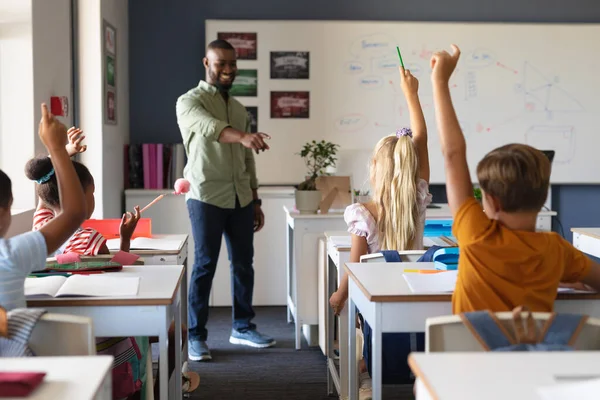 Profesor Joven Afroamericano Gesticulando Estudiantes Primaria Multirracial Con Mano Levantada — Foto de Stock