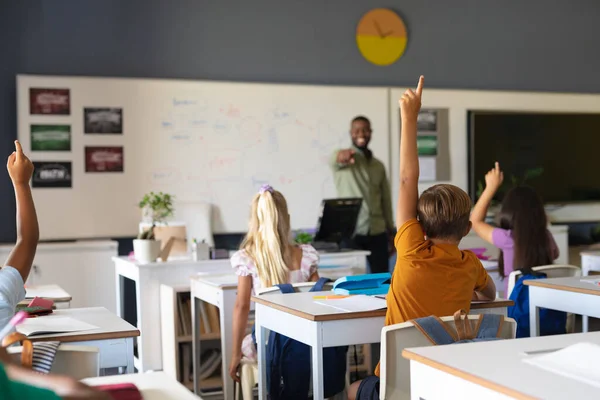 Afro Amerikaanse Jonge Mannelijke Leraar Wijzend Multiraciale Basisleerlingen Met Hand — Stockfoto