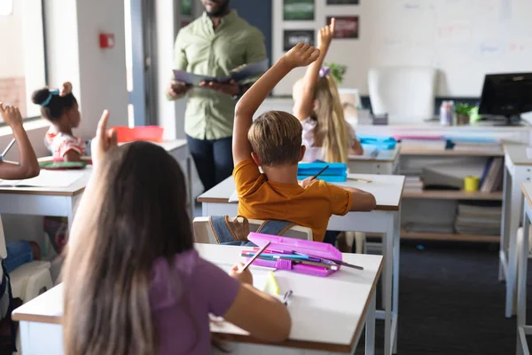 Multirassische Studenten Heben Die Hand Während Afrikanische Junge Männliche Lehrer — Stockfoto