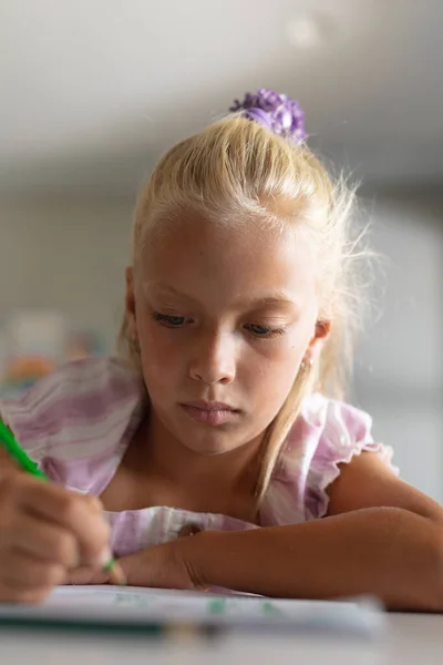 Großaufnahme Einer Kaukasischen Grundschülerin Die Schreibtisch Klassenzimmer Auf Einem Buch — Stockfoto