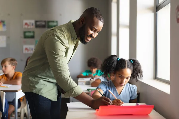 Sorridente Giovane Insegnante Afro Americano Sesso Maschile Che Assiste Studentessa — Foto Stock