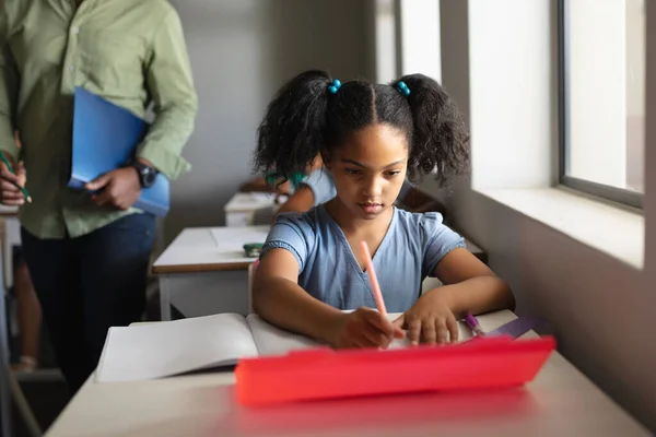 Studentessa Afroamericana Delle Elementari Che Scrive Libro Alla Scrivania Classe — Foto Stock