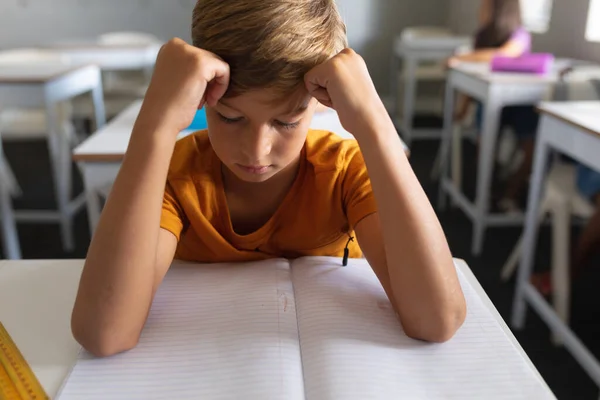 Studente Elementare Caucasico Con Testa Mano Che Studia Alla Scrivania — Foto Stock